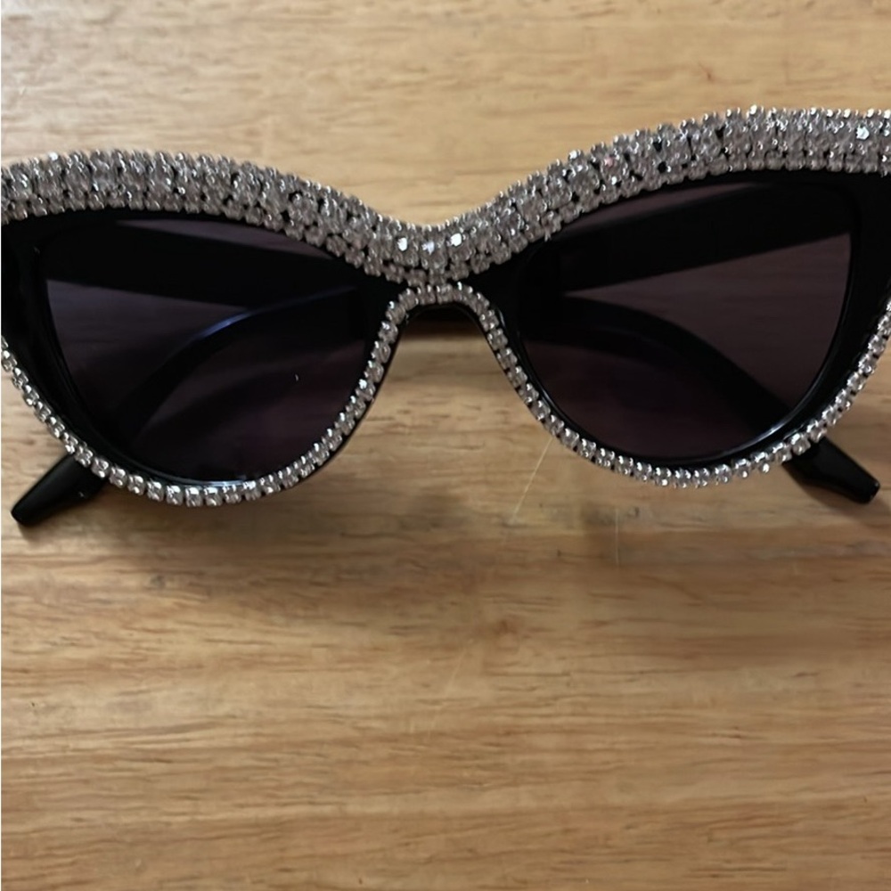Sunglasses with rhinestones. New.